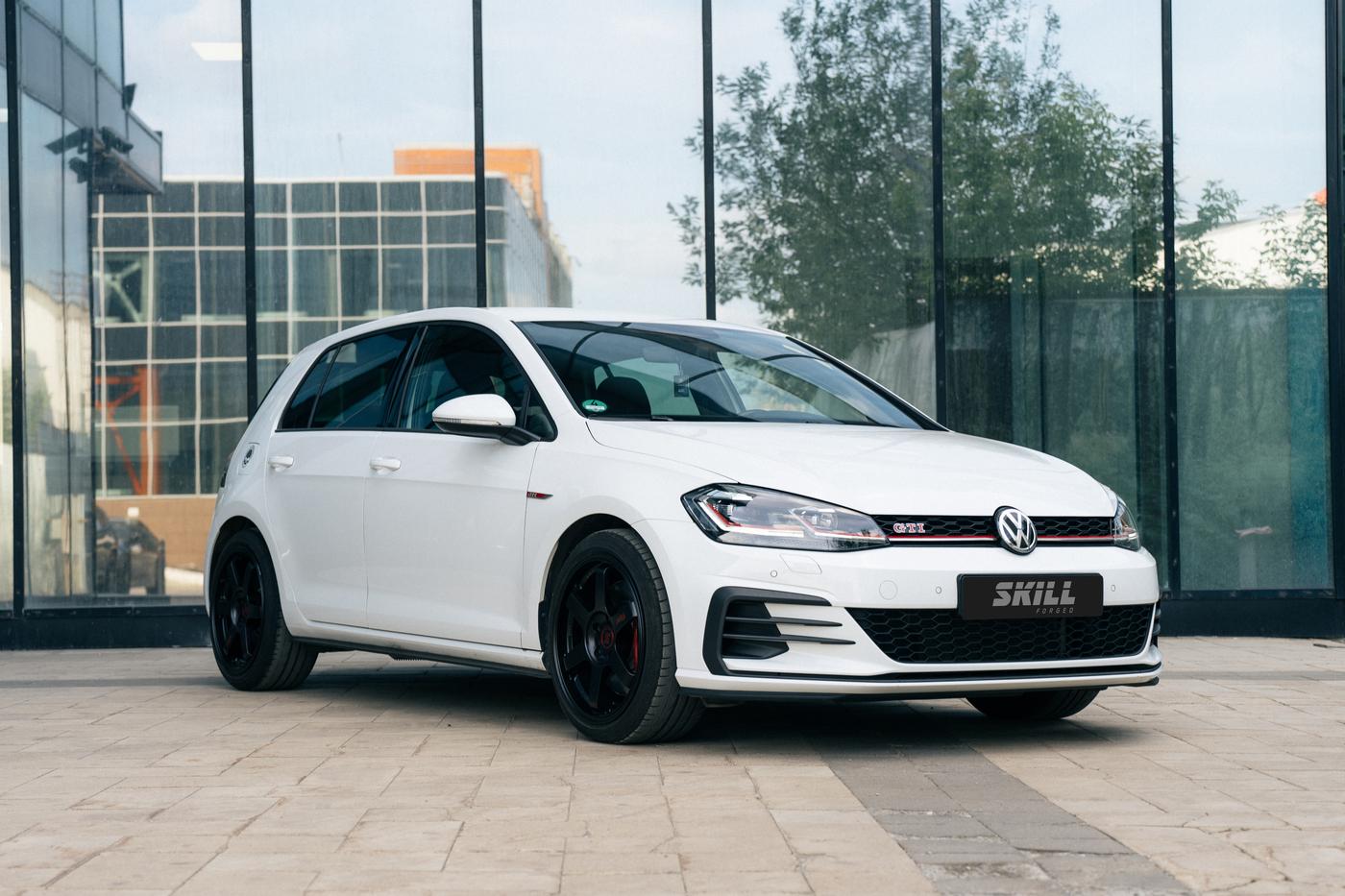 Фото 21 — Тюнинг Volkswagen Golf GTI: установка тюнинговых дисков и покрышек