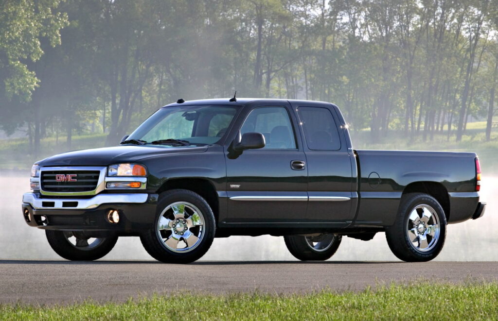 Фото 4 — GMC Sierra в военном декоре